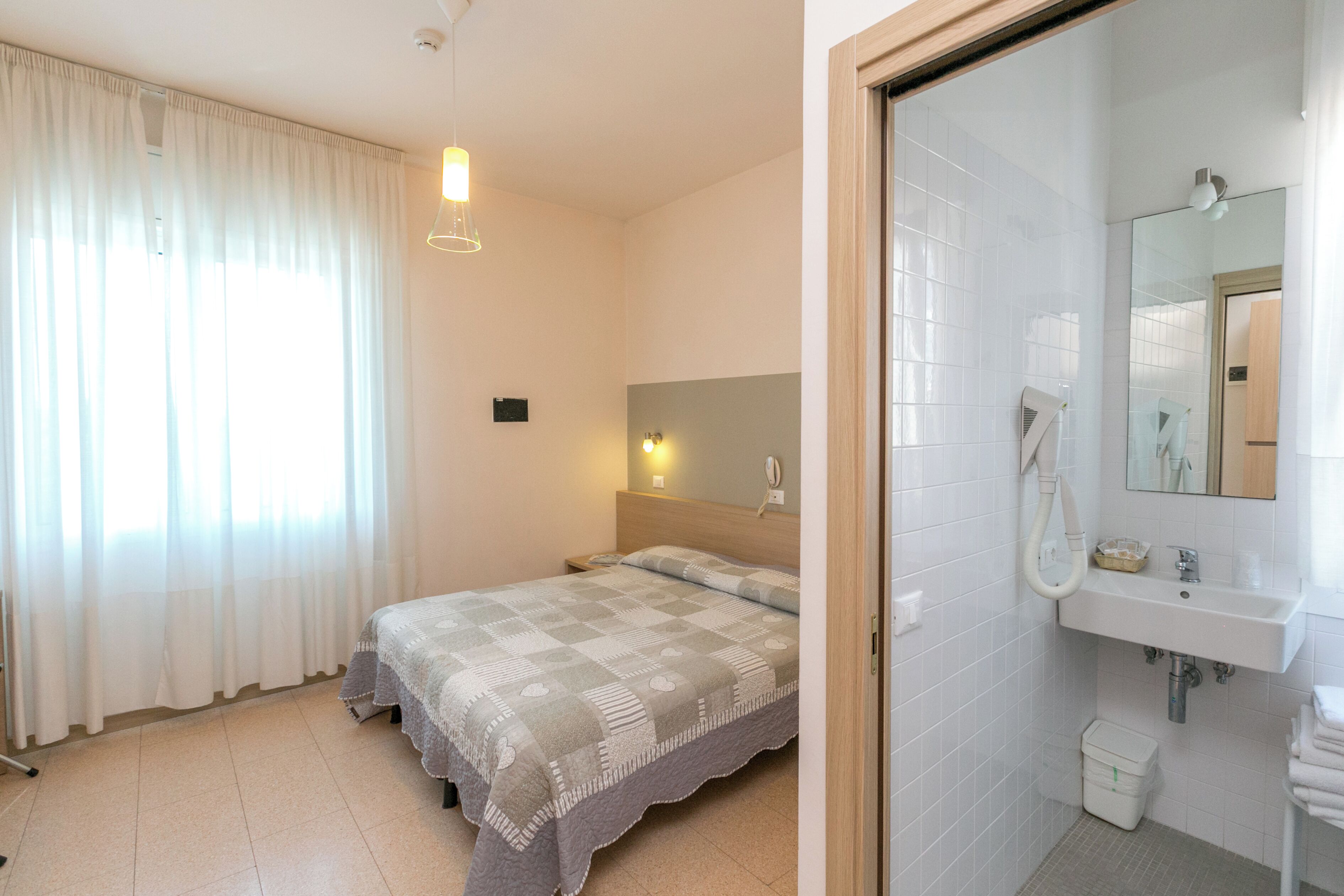 Quadruple Room | In-room safe, desk, free WiFi, bed sheets