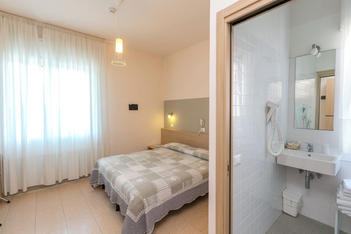 Quadruple Room | In-room safe, desk, free WiFi, bed sheets