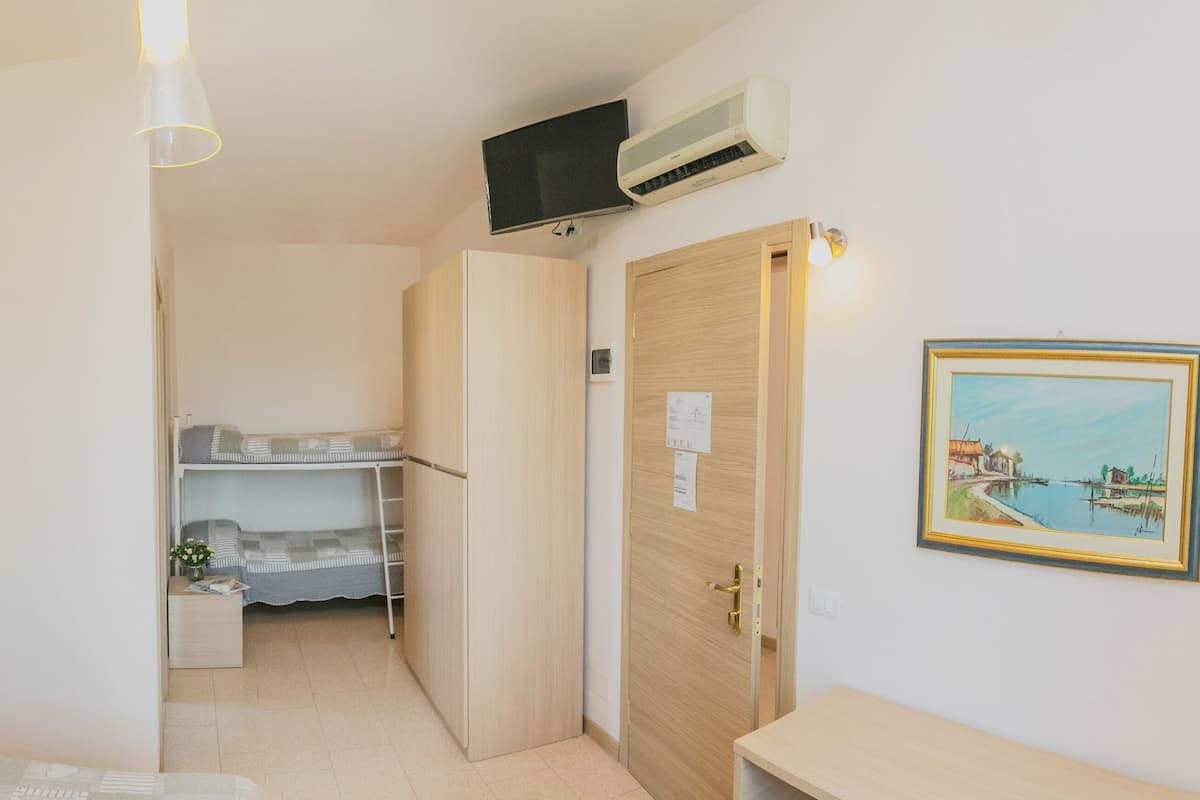 Vierpersoonskamer | Een kluis op de kamer, een bureau, gratis wifi, beddengoed