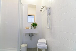 Quadruple Room | Bathroom | Shower, free toiletries, hair dryer, towels