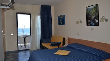 Una cassaforte in camera, una scrivania, ferro/asse da stiro