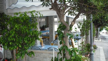 Petit-déjeuner, déjeuner et dîner servis sur place, vue sur la mer