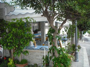 Frühstück, Mittagessen, Abendessen, lokale Küche, Blick aufs Meer 