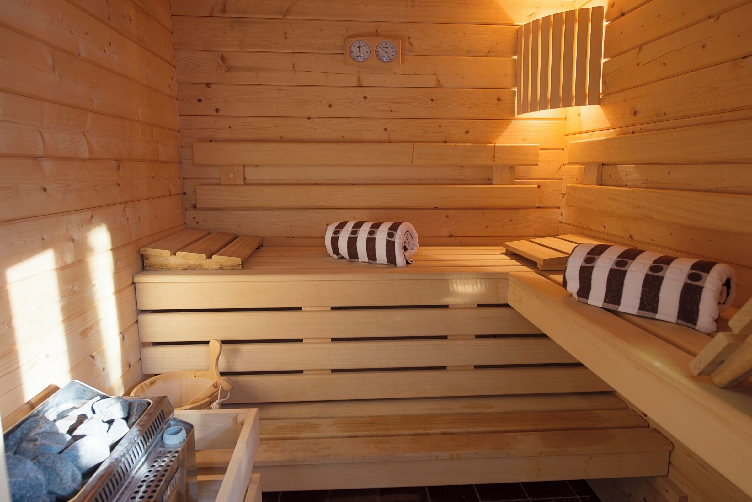 body treatments, sports massages, 1 treatment room