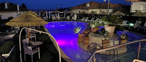 Kolam renang outdoor, dengan payung kolam renang dan kursi berjemur