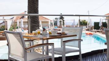 Daily buffet breakfast for a fee