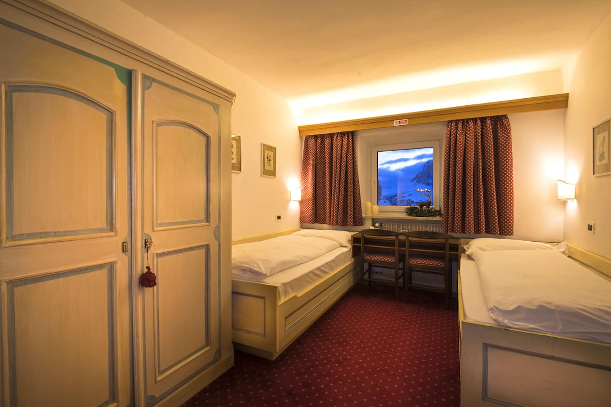 Economy Twin Room, 2 Single Beds, Mountain View | Frette Italian sheets, pillow-top beds, in-room safe, free WiFi
