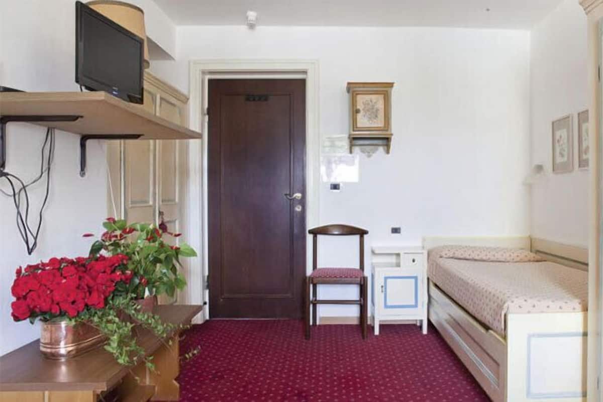Single Room | Frette Italian sheets, pillow-top beds, in-room safe, free WiFi