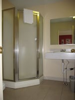 Ducha, artículos de tocador gratuitos, toallas