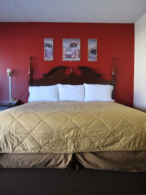 Desk, free WiFi, bed sheets - Palace Inn (Des Moines)
