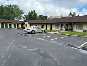 Exterior - Royal Inn (Albany)