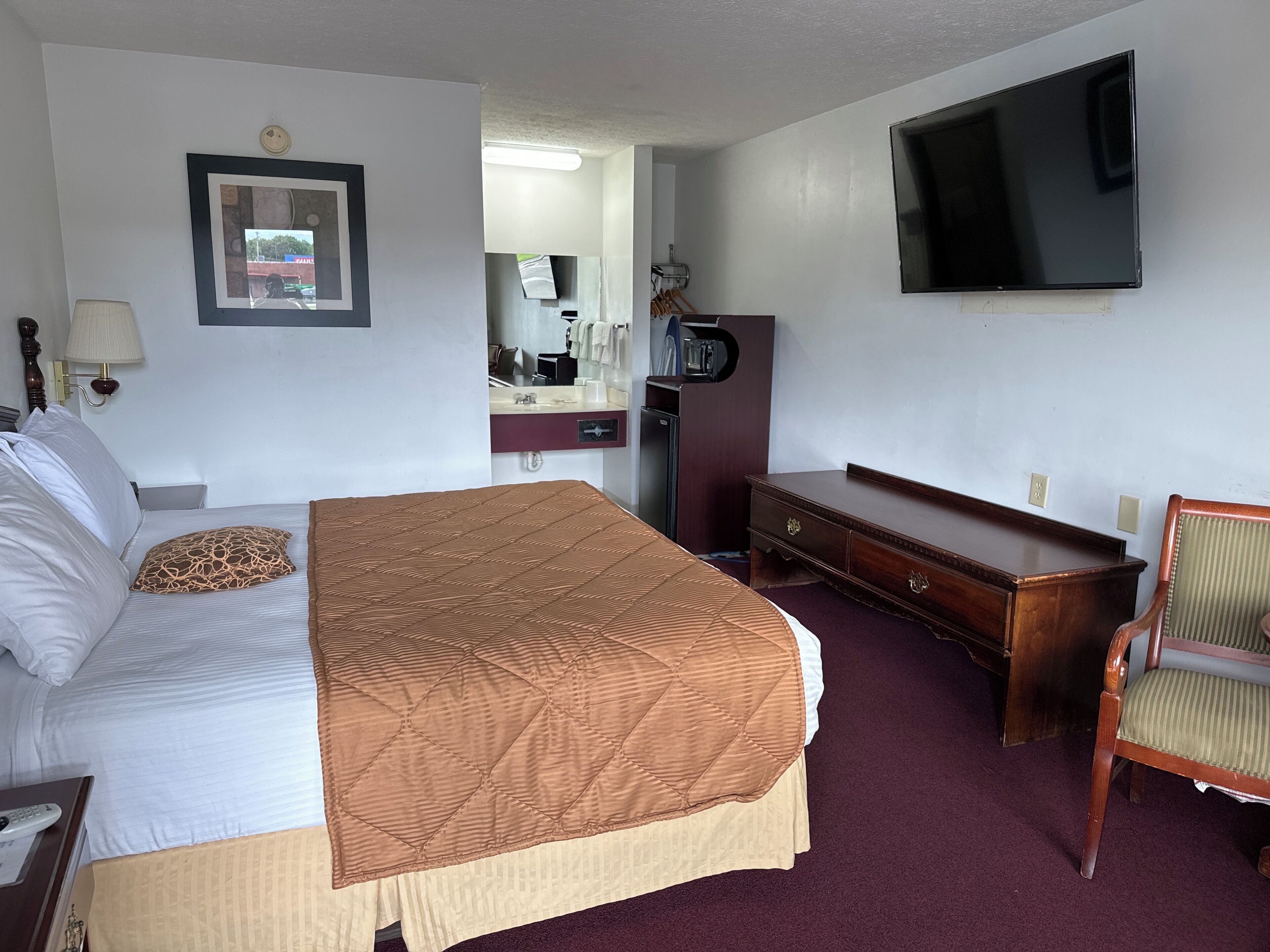 Room, 1 King Bed, Non Smoking | Individually decorated, individually furnished, desk, iron/ironing board