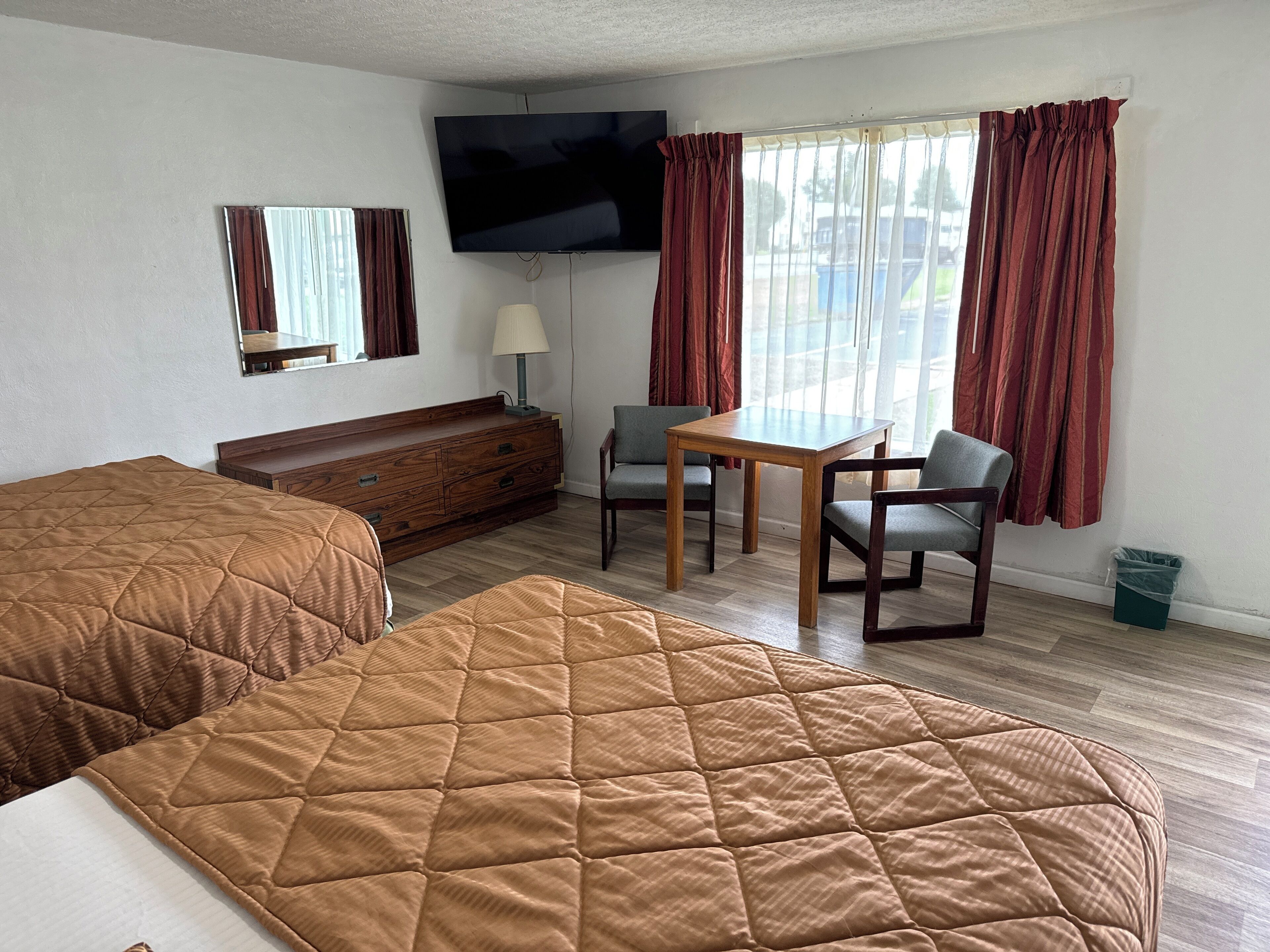 Standard Double Room (Pet Friendly) | Dihias secara berasingan, dilengkapkan perabot secara berasingan, meja 