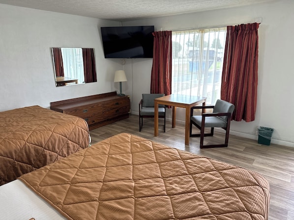 Habitación doble estándar (Pet Friendly) | Decoración personalizada, muebles diferentes y escritorio 