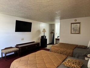 Individually decorated, individually furnished, desk, iron/ironing board - Royal Inn (Albany)