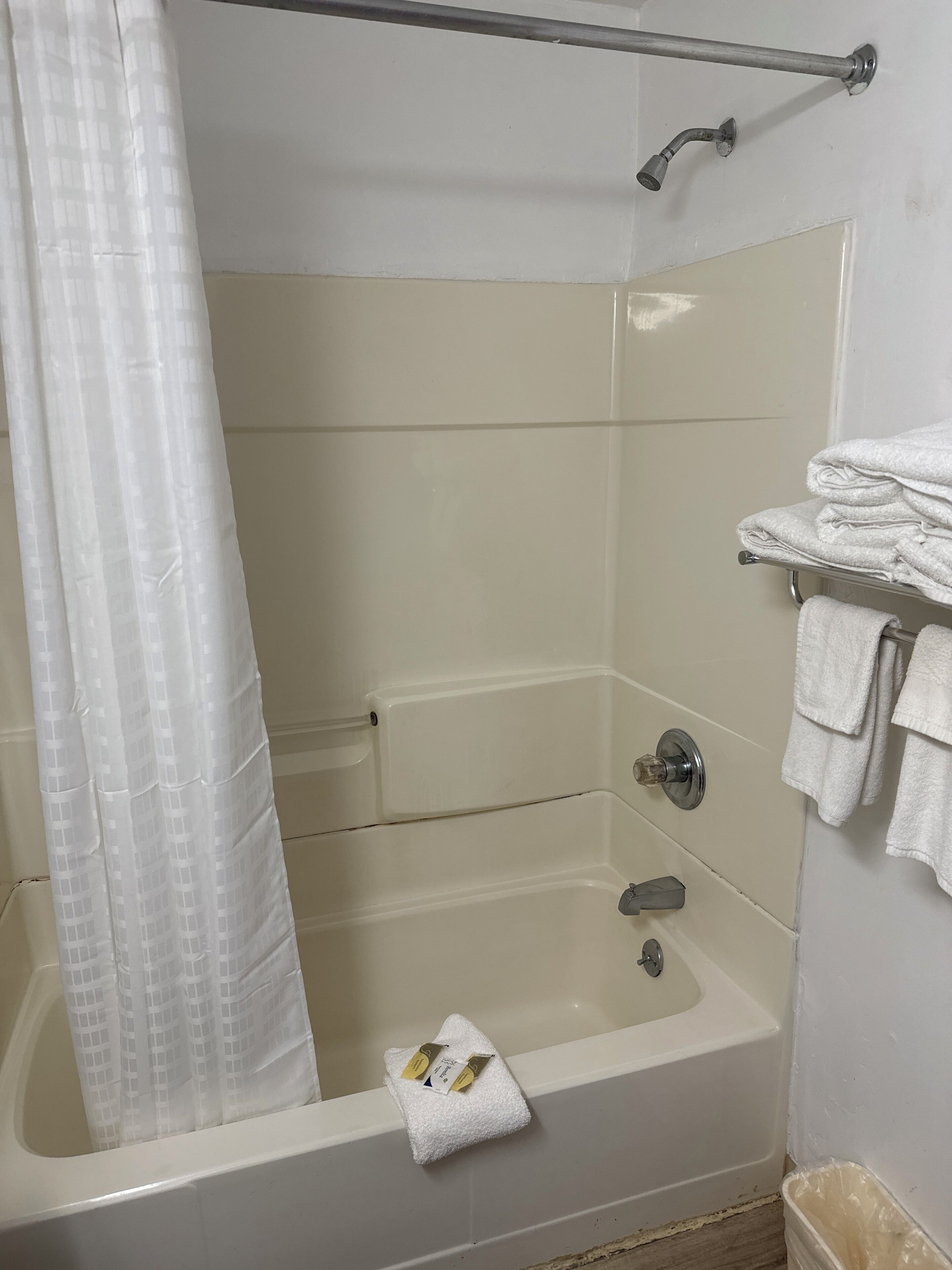 Habitación doble estándar (Pet Friendly) | Baño | Tina con regadera, amenidades de baño gratuitas, secadora de cabello 