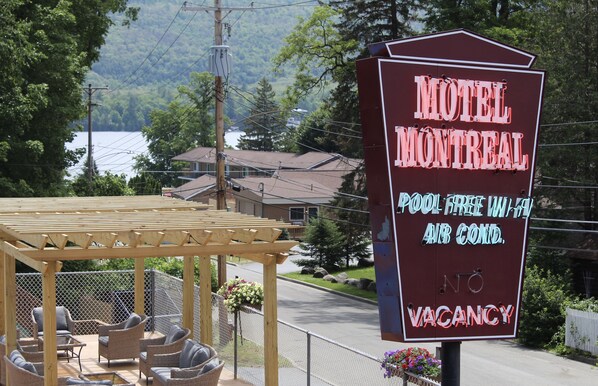 A motel sign with a pool, free Wi-Fi, and air conditioning, but no vacancy.