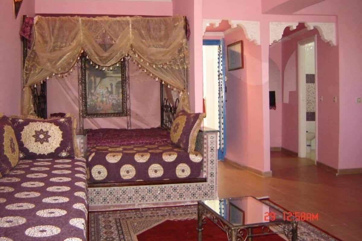 Ein Schlafzimmer mit Bett, Nachttisch und Spiegel.
