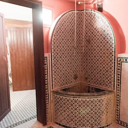 Hammam, gommages corporels, salles de massage et de soins, massages