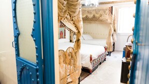 A bedroom with a four-poster bed, a canopy, and a chandelier. - Moroccan House Hotel Casablanca (Casablanca)