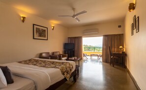 Frigobar, cofres nos quartos, escrivaninha