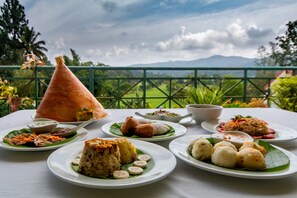 Golf View Room ( Stay 2 nights & above, Enjoy a bucket of Pint Beer once per stay) | Khu vực ăn uống tại phòng