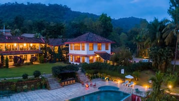 Vista frontal de la propiedad