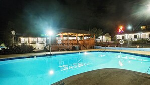 Seasonal outdoor pool - The Mountaineer Inn (Asheville)
