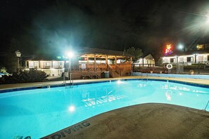 Seasonal outdoor pool - The Mountaineer Inn (Asheville)
