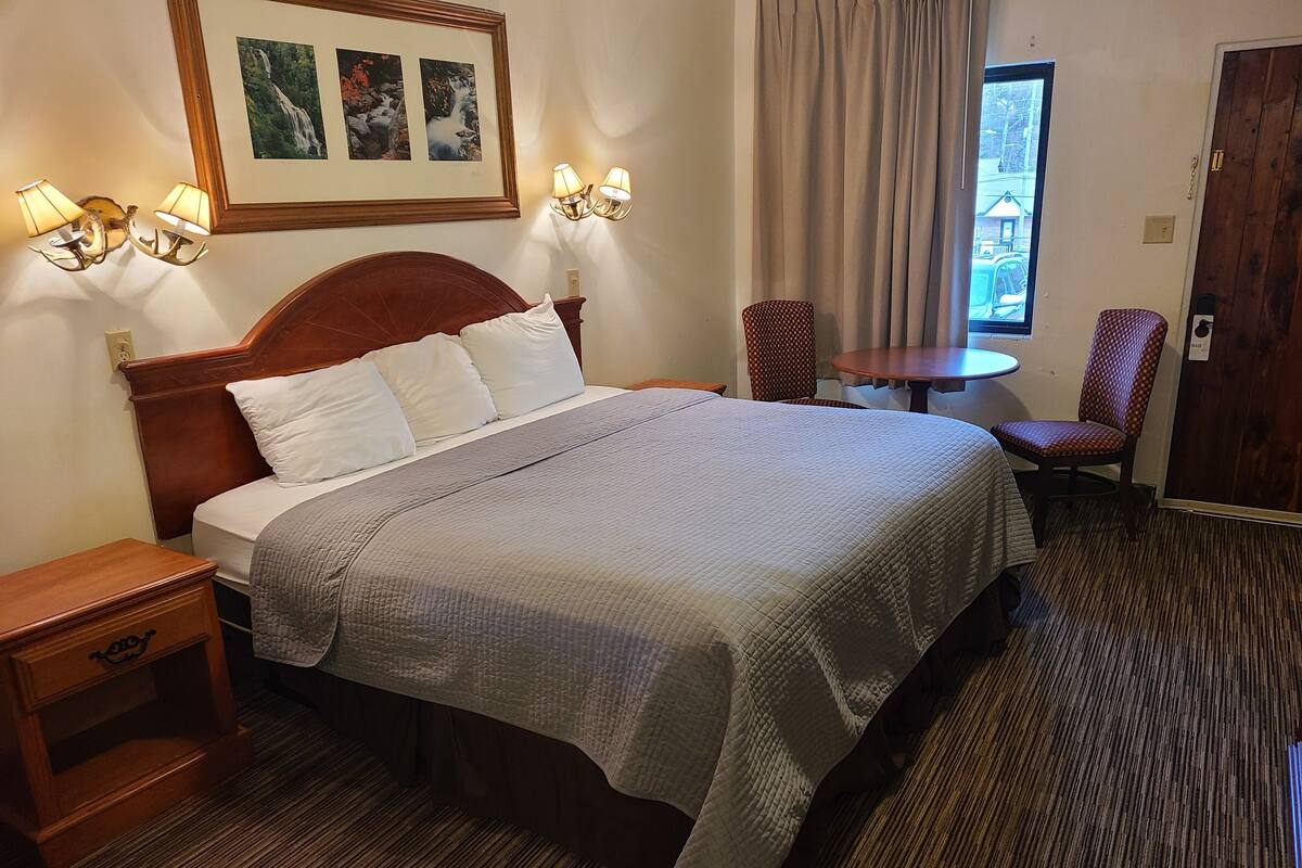 Room, 1 King Bed (Appalachian) | Desk, WiFi (free), bed sheets