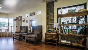 Lobby sitting area - The Mountaineer Inn (Asheville)