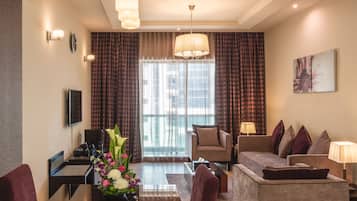 Leilighet, 1 soverom | Oppholdsområde | En 32-tommers LCD-TV med kabel-kanaler samt TV