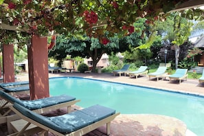 2 piscines extérieures, chaises longues