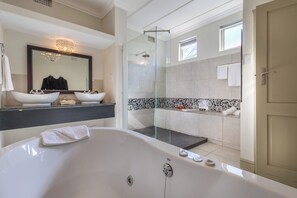 Luxury Double Suite | Badkamer | Milieuvriendelijke toiletartikelen, een haardroger, handdoeken, zeep