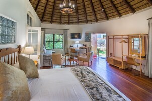 奢华三人房, 花园景观, 池畔 | 1 多间卧室、高档床上用品、Select Comfort 床、客房内保险箱