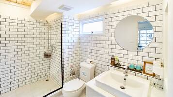 Baansiri Cottage | Bathroom | Free toiletries, hair dryer, bathrobes, bidet