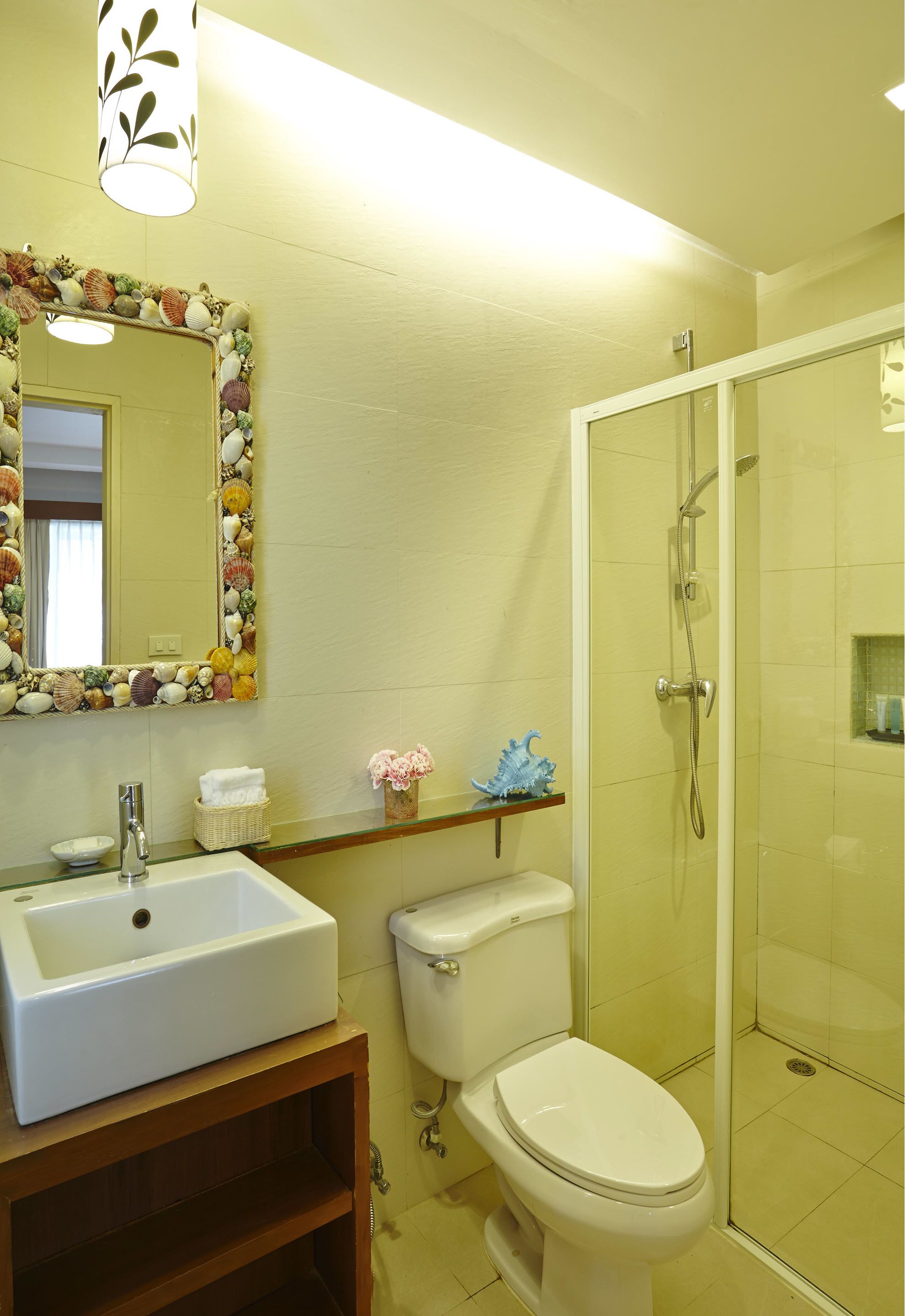 Une salle de bain avec un lavabo, des toilettes et une douche.