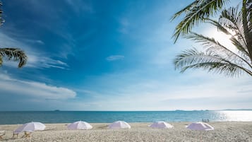 Playa privada, sombrillas, toallas de playa y vóleibol de playa