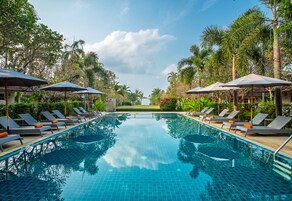 Una piscina al aire libre, sombrillas
