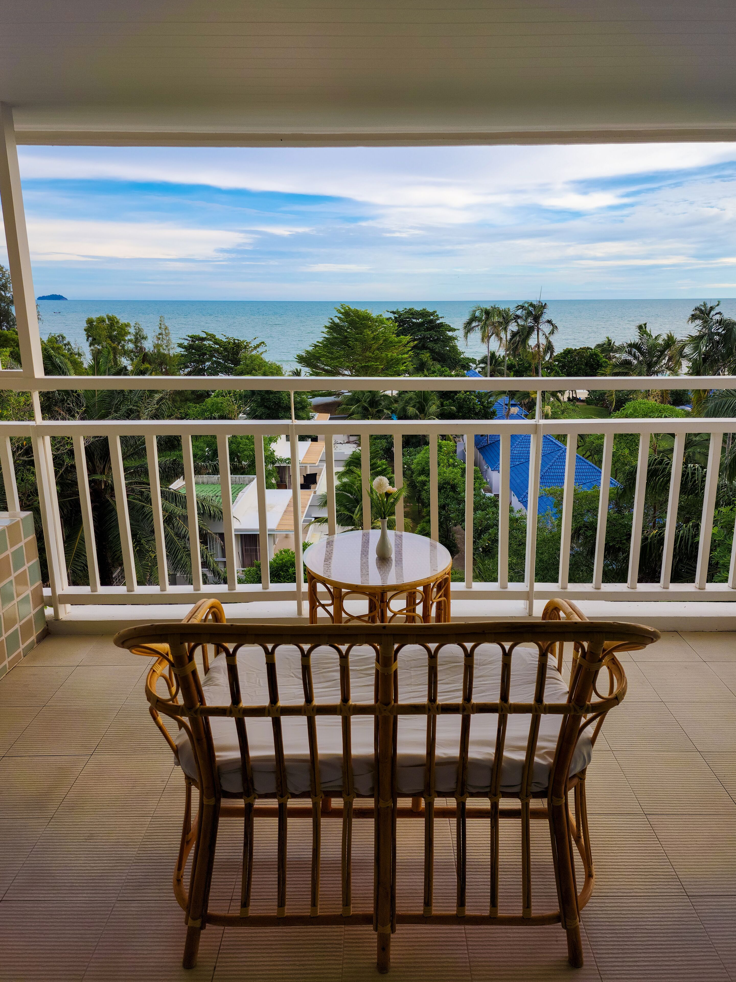 Deluxe Room, Partial Sea View, Corner | In-room safe, individually decorated, individually furnished, desk