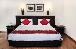 Luxury Room | Salle de séjour | Télévision LCD de 32 pouces avec chaînes par satellite, télévision