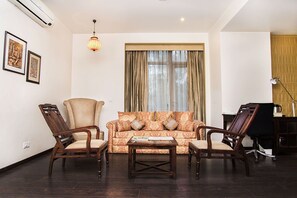 Suite (Free Airport Pick-Up) | Coin séjour | Télévision LCD de 32 pouces avec chaînes par satellite, télévision