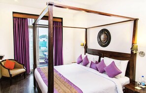 Suite (Free Airport Pick-Up) | Living room | 32-inch LCD TV with satellite channels, TV