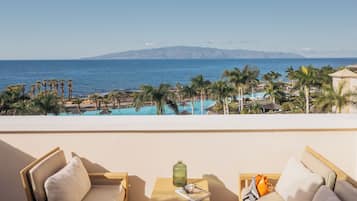 Red Level Junior Suite Front Ocean View | Luxe beddengoed, een minibar, een kluis op de kamer