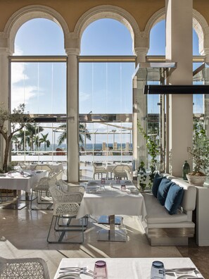 9 restauranter, lunsj serveres, lokale og internasjonale retter