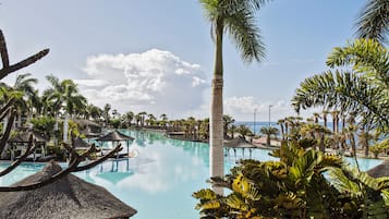 3 Außenpools, Cabañas (gegen Gebühr), Sonnenschirme