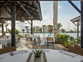 9 restaurantes; se sirven almuerzos y cenas