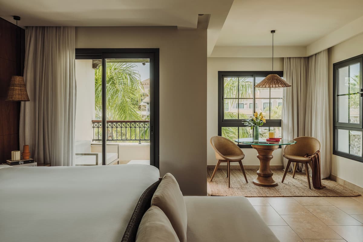 Red Level, Habitación Deluxe, vistas parciales al mar | Ropa de cama de alta calidad, minibar, caja fuerte y cortinas opacas