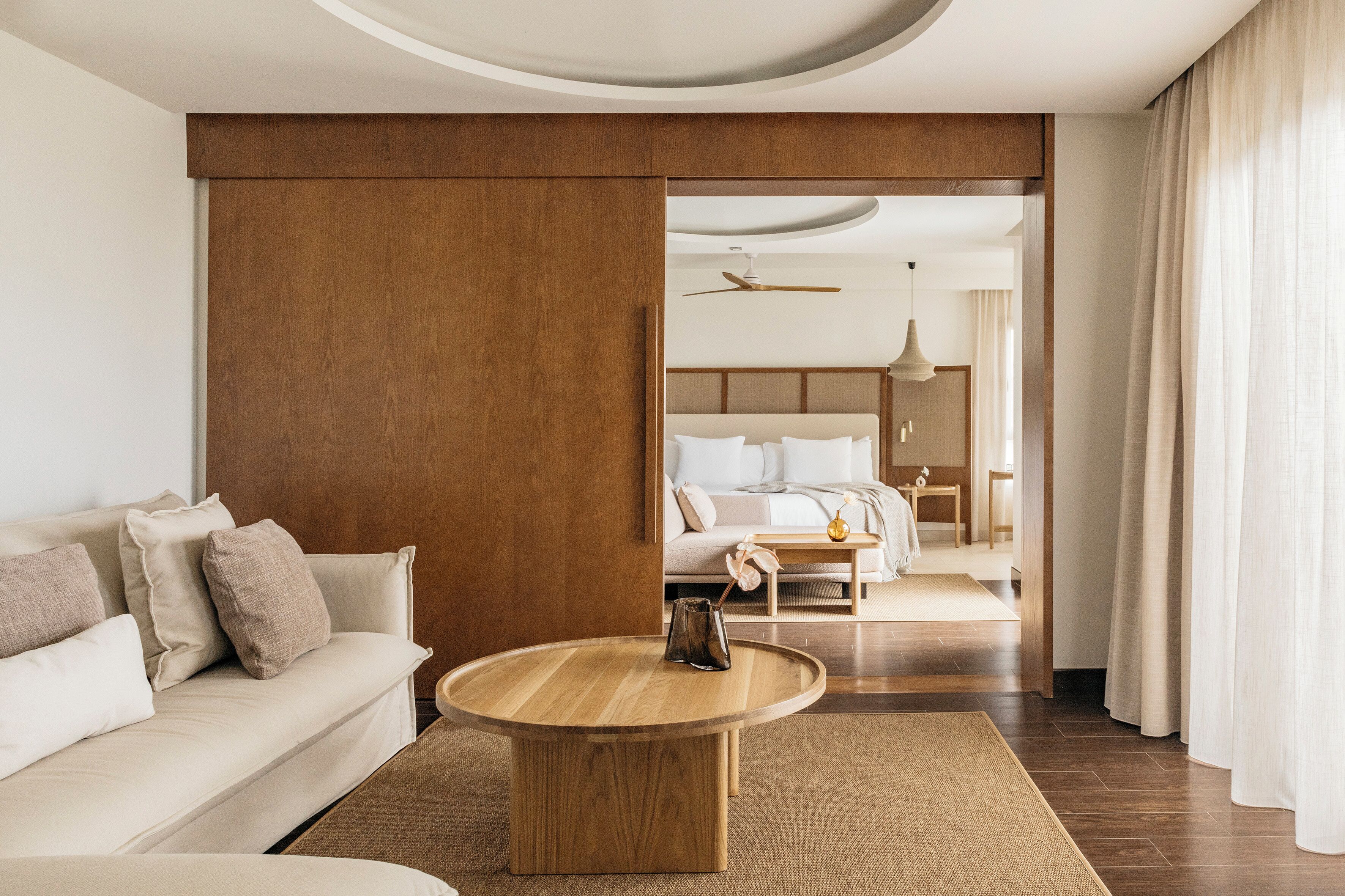 Red Level Master Suite Ocean View with Terrace Bathtub | Ropa de cama de alta calidad, minibar, caja fuerte y cortinas opacas