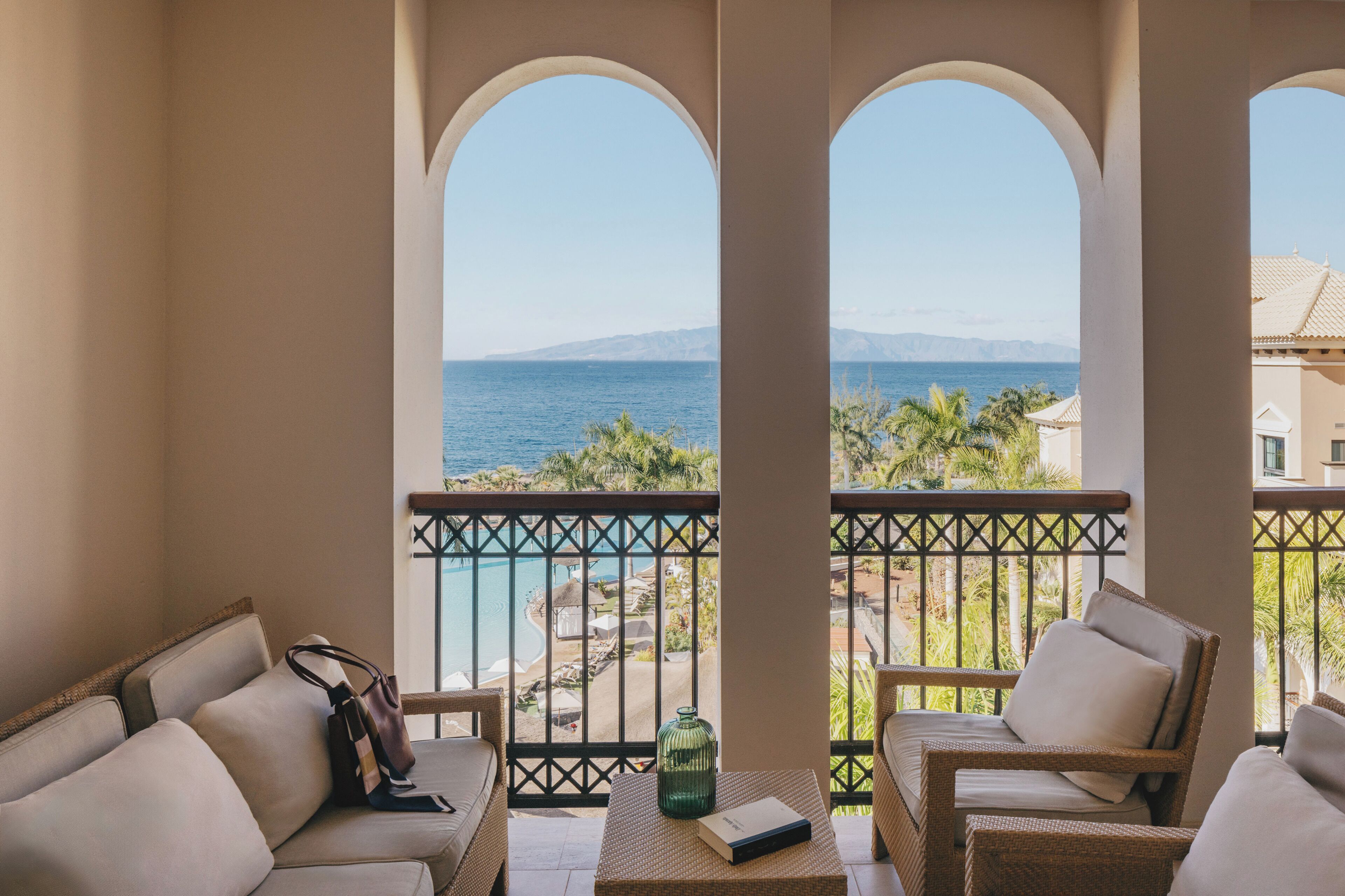 Red Level Junior Suite Front Ocean View | Ropa de cama de alta calidad, minibar, caja fuerte y cortinas opacas